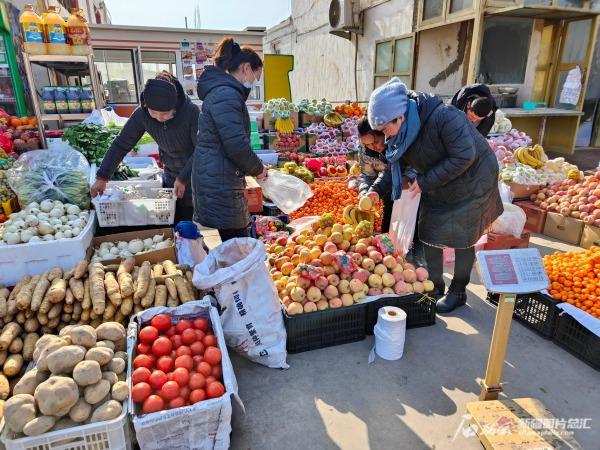 在伽师县和夏阿瓦提镇果蔬交易中心门前,由镇供销社设立的农产品销售