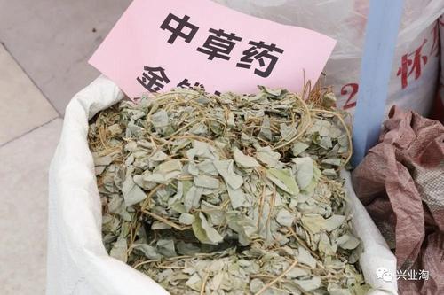 和纽带,有力的推动了扶贫产业发展,进一步拓宽贫困村农副产品销售渠道